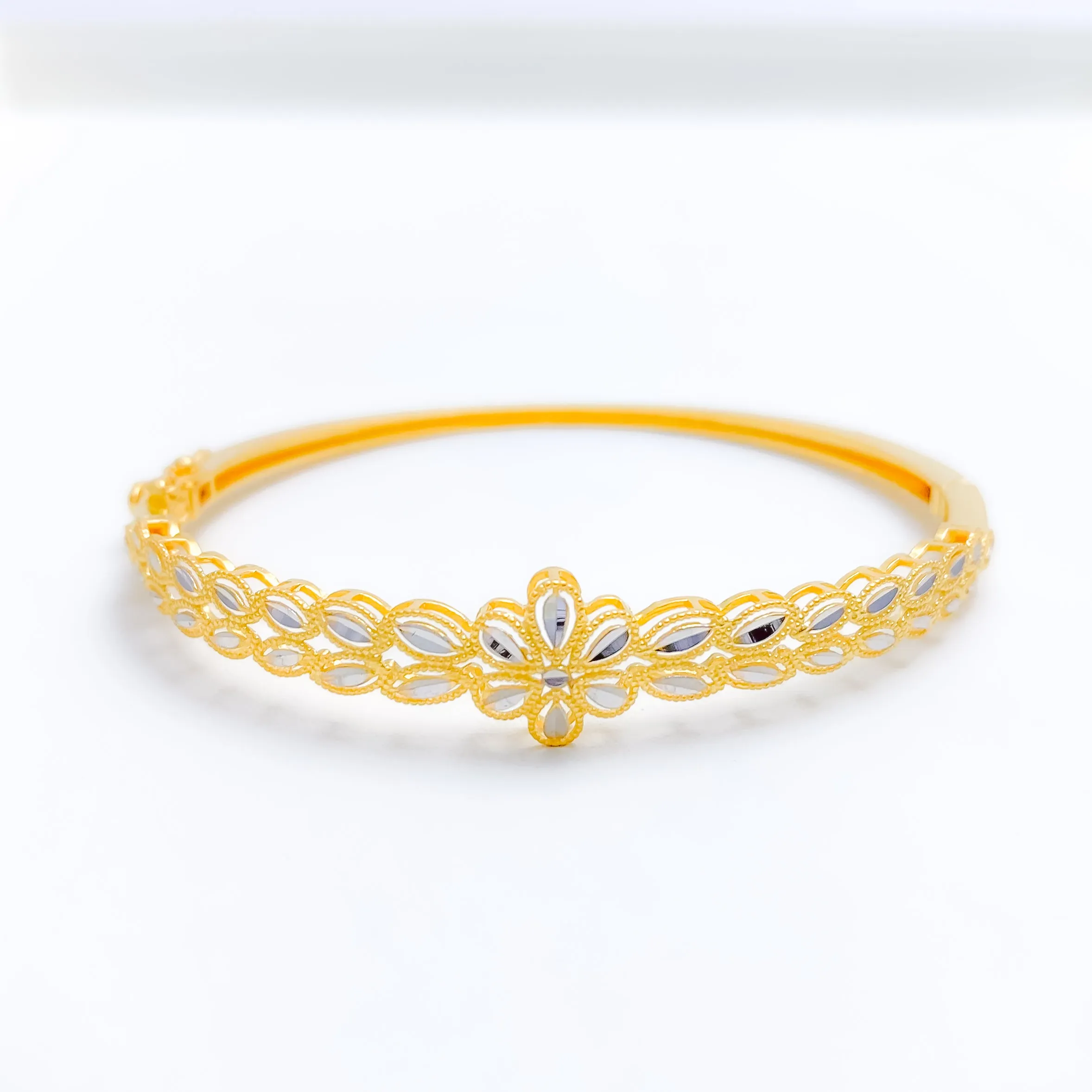 Attractive Sleek Floral Bangle Bracelet