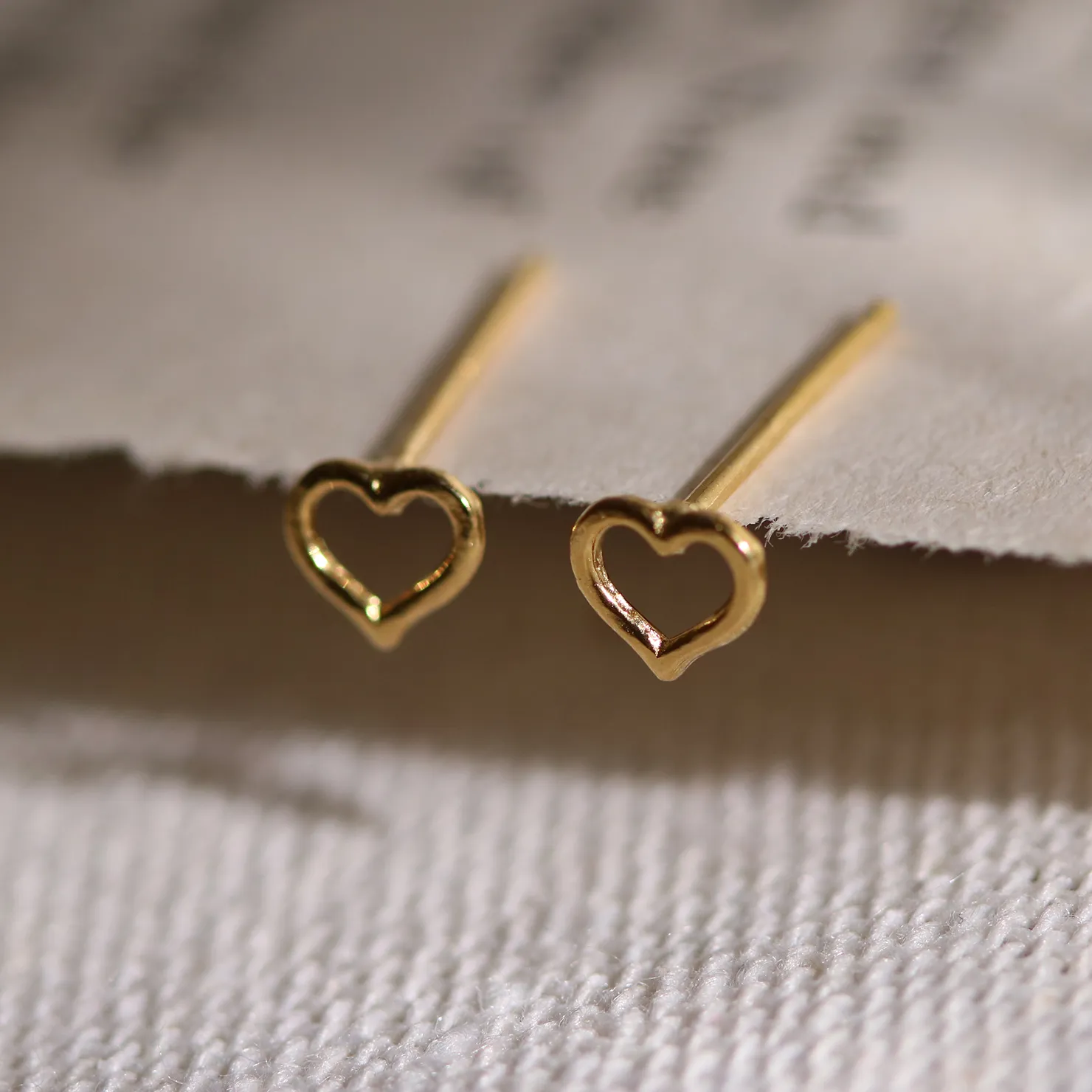 Line heart stud earrings